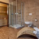 Ben Holiday home Lenz